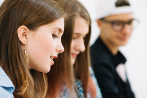 Comparaison sociale à l’école, être entouré de très bons élèves peut-il faire douter de soi ?