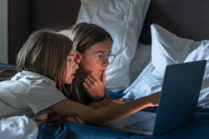 Couvre-feu numérique chez les adolescents, une règle du soir peut-elle vraiment protéger le sommeil ?