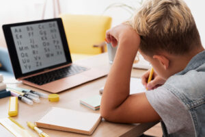 Devoirs et fatigue, continuer à travailler peut finir par empêcher l’enfant d’apprendre