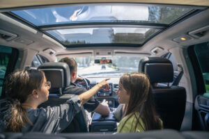 Long trajet avec des enfants, comment les occuper en voiture ou en avion sans épuiser tout le monde ?