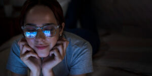 Lunettes anti-lumière bleue le soir, améliorent-elles vraiment le sommeil ?