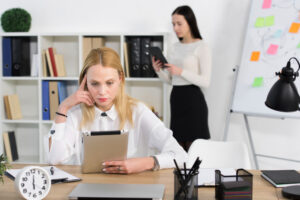 Micromanagement au travail, l’épuisement derrière la surveillance permanente