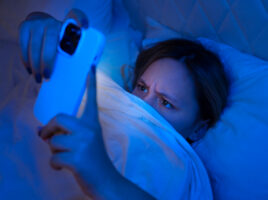 Mode nuit et filtres anti-lumière bleue, l’écran devient-il vraiment moins gênant pour le sommeil ?