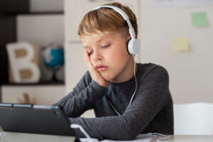 Musique et écrans pendant les devoirs, la concentration ne réagit pas de la même façon