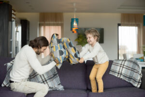 Nesting après une séparation, les enfants restent dans la maison et les parents alternent