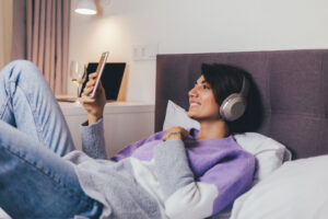 Podcasts et musique pour s’endormir, le son aide-t-il sans abîmer la nuit ?