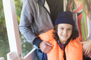 Sécurité des enfants en voyage, prévenir les incidents sans passer ses vacances à les surveiller