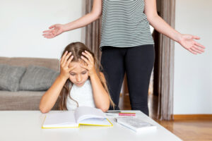 Séparation des parents et scolarité, pourquoi certains enfants décrochent alors que d’autres ne montrent rien ?