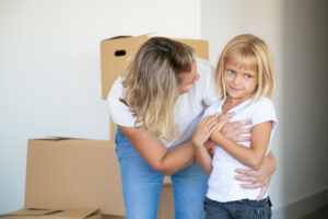 Un parent déménage loin après la séparation, le lien avec l’enfant doit changer de rythme