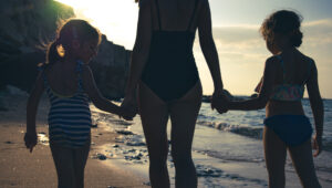Vacances après une séparation, protéger l’enfant des tensions entre deux temps familiaux