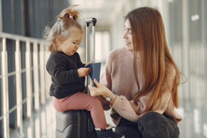 Voyager avec un bébé, adapter le trajet et le séjour à son rythme