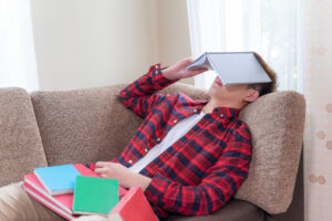 Culpabilité de se reposer chez les étudiants, le stress qui continue pendant les pauses