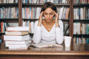 Études longues et stress chronique, une pression académique qui s’installe au fil des années