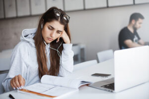 Stress chez les étudiants, pourquoi la vie universitaire met-elle autant de pression ?